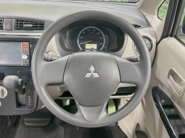 �C���e���A�ɍ��킹���f�U�C���̃X�e�A�����O�́A�^�]�������̂��Ƃ��l���A�^�]���₷���`��A�傫���ł��B�����x�A���ۂɐG���Ă��m���߂��������B