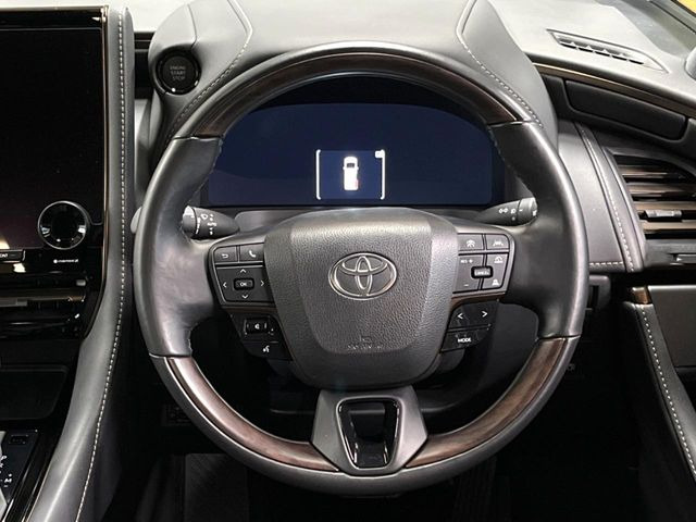 【ウッドコンビステアリング】高級感ある木目調パーツを採用した手に良く馴染むコンビハンドル。運転席廻りの雰囲気も一気に豪華になります!