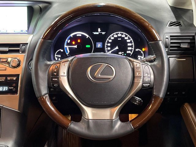 �C���e���A�ɍ��킹���f�U�C���̃X�e�A�����O�́A�^�]�������̂��Ƃ��l���A�^�]���₷���`��A�傫���ł��B�����x�A���ۂɐG���Ă��m���߂��������B