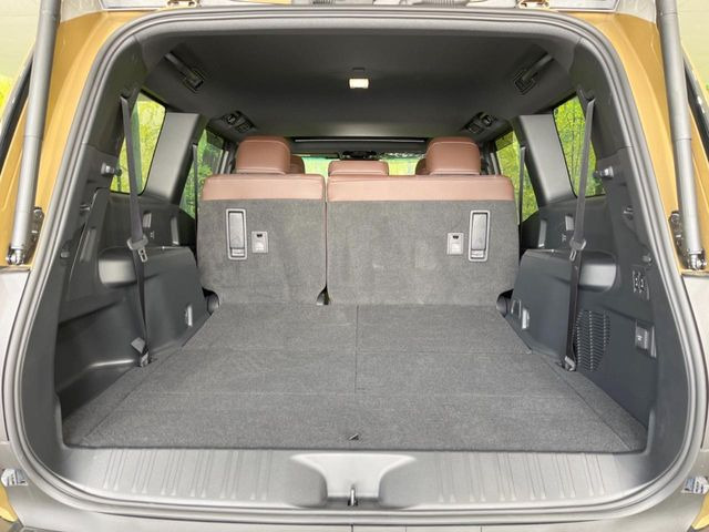 ���i�̂���������ʋ΁A���}���ɏ\���ȉ׎��X�y�[�X���m�ۂ��Ă���܂��B�Z�J���h�V�[�g��|���ƁA�傫�ȉו��̐ύڂ��\�ł���