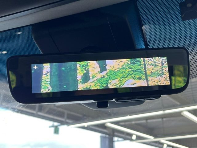 【デジタルインナーミラー】後席の大きな荷物や同乗者で後方が確認しづらい時でも安心!カメラが撮影した車両後方の映像をルームミラー内に表示。クリアな視界で状況の確認が可能です!