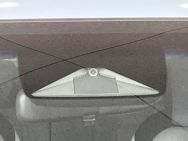 【ホンダセンシング】走行中に前方の車両等を認識し、衝突しそうな時は警報とブレーキで衝突回避と被害軽減をアシスト。より安全にドライブをお楽しみいただけます。