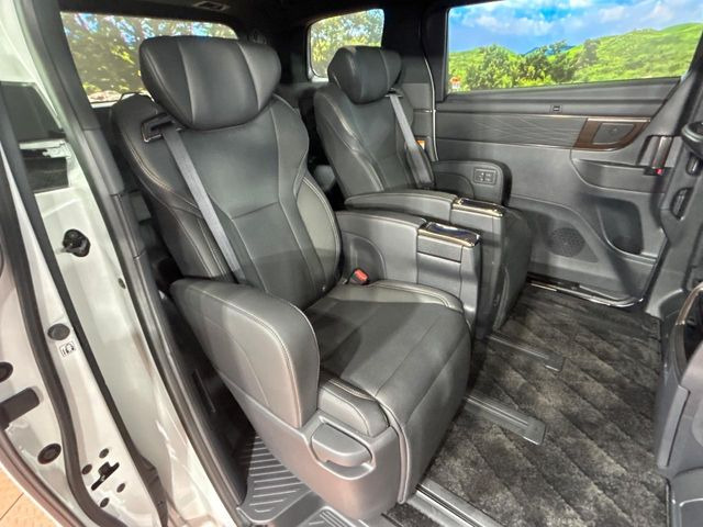 広々とした2列目シートは居住性が高く、居心地も快適!友達や家族とのお出かけにぴったりです。ベビーシートやチャイルドシート使用時も快適にお過ごしいただける十分な空間を確保しています。