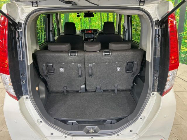 ���i�̂���������ʋ΁A���}���ɏ\���ȉ׎��X�y�[�X���m�ۂ��Ă���܂��B�Z�J���h�V�[�g��|���ƁA�傫�ȉו��̐ύڂ��\�ł���