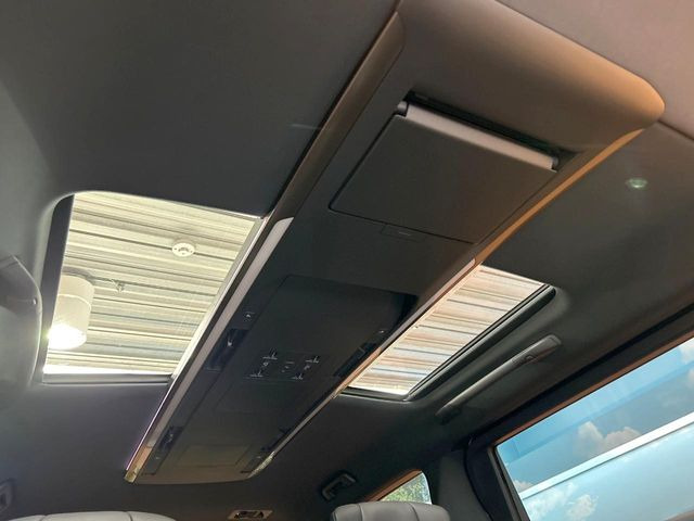 【左右独立ムーンルーフ】2列目左右席にそれぞれ配置されたガラスルーフ!日差しに合わせて片側だけシェードを閉めることも可能です!