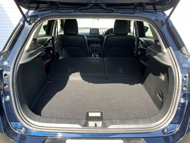 ���i�̂���������ʋ΁A���}���ɏ\���ȉ׎��X�y�[�X���m�ۂ��Ă���܂��B�Z�J���h�V�[�g��|���ƁA�傫�ȉו��̐ύڂ��\�ł���