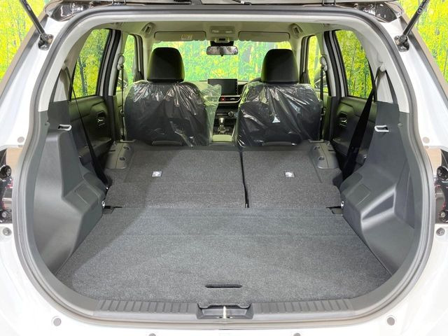 ���i�̂���������ʋ΁A���}���ɏ\���ȉ׎��X�y�[�X���m�ۂ��Ă���܂��B�Z�J���h�V�[�g��|���ƁA�傫�ȉו��̐ύڂ��\�ł���