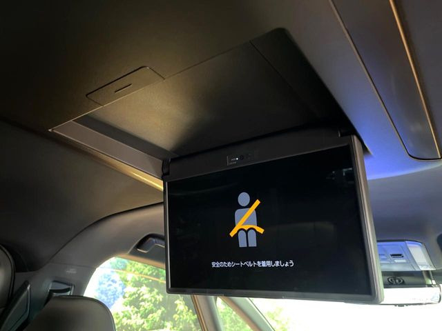 【フリップダウンモニター】大画面モニターで後席でもエンタメをお楽しみいただけます。小さなお子様にも大人気の装備です♪