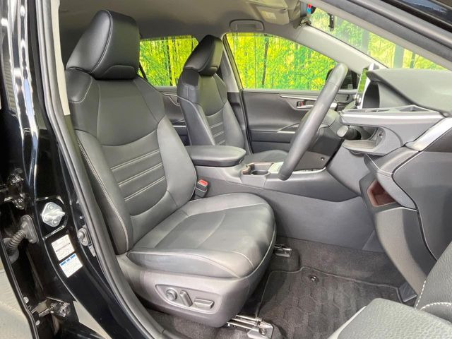 運転席まわりには十分なスペースがあり、大柄な方でもゆったり運転していただける環境です。