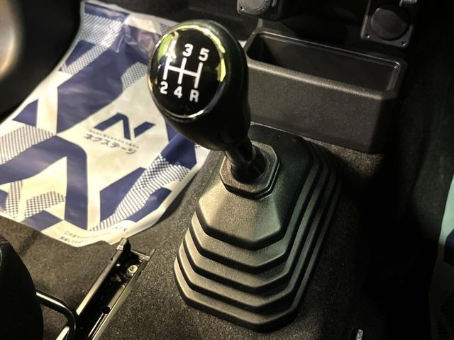 【フロア5速MT】5速MT!!スポーティーな走行をお楽しみいただけます♪