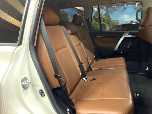 後部座席も気になるようなキズ・汚れやへたり等、大きなダメージはなく、良好な状態です。
