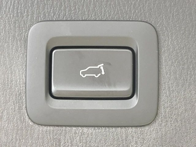 【パワーバックドア】スマートキーや運転席のボタンを押すだけでリアゲートが自動で開閉します!荷物を持っている時や、高い位置にあるバックドアを閉める際に便利な機能です♪