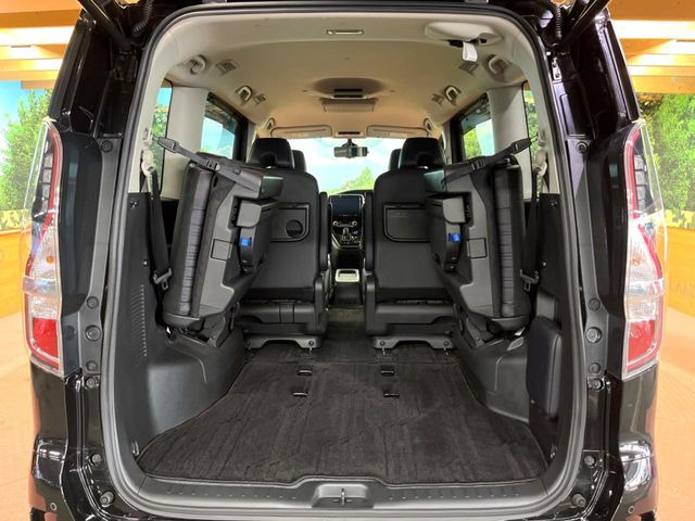 ���i�̂���������ʋ΁A���}���ɏ\���ȉ׎��X�y�[�X���m�ۂ��Ă���܂��B�Z�J���h�V�[�g��|���ƁA�傫�ȉו��̐ύڂ��\�ł���