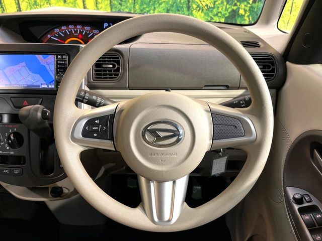 インテリアに合わせたデザインのステアリングは、運転される方のことも考え、運転しやすい形状、大きさです。是非一度、実際に触ってお確かめください。