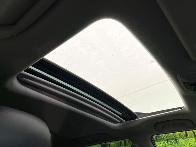 【サンルーフ】開放感たっぷりの希少装備、サンルーフが装着されています!車内に明かりを取り入れたり景色を楽しむ以外にも、車内の空気も簡単に換気できて快適です!
