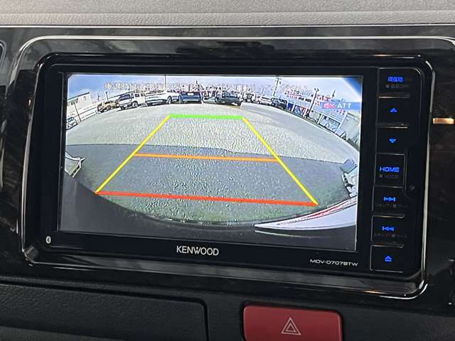 後方モニター表示でバック時の障害物もしっかり見えます!