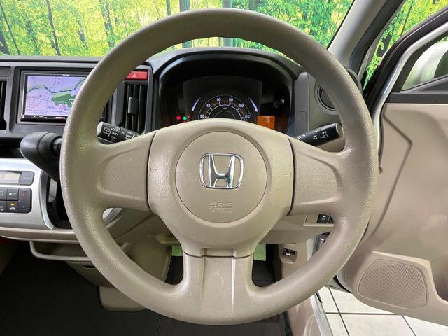 �C���e���A�ɍ��킹���f�U�C���̃X�e�A�����O�́A�^�]�������̂��Ƃ��l���A�^�]���₷���`��A�傫���ł��B�����x�A���ۂɐG���Ă��m���߂��������B