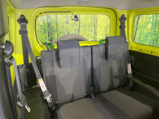 後部座席も気になるようなキズ・汚れやへたり等、大きなダメージはなく、良好な状態です。