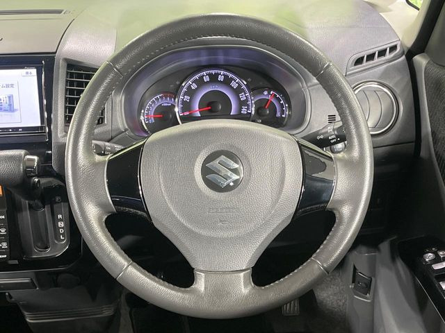 �C���e���A�ɍ��킹���f�U�C���̃X�e�A�����O�́A�^�]�������̂��Ƃ��l���A�^�]���₷���`��A�傫���ł��B�����x�A���ۂɐG���Ă��m���߂��������B