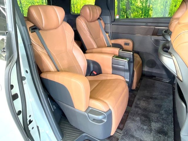 広々とした2列目シートは居住性が高く、居心地も快適!友達や家族とのお出かけにぴったりです。ベビーシートやチャイルドシート使用時も快適にお過ごしいただける十分な空間を確保しています。