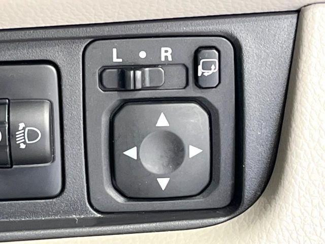 �y�d���i�[�~���[�z�T�C�h�~���[�͓d���i�[���ƂȂ��Ă���A�������ԏ�ł��L�Y�������X�N��}�����܂��B