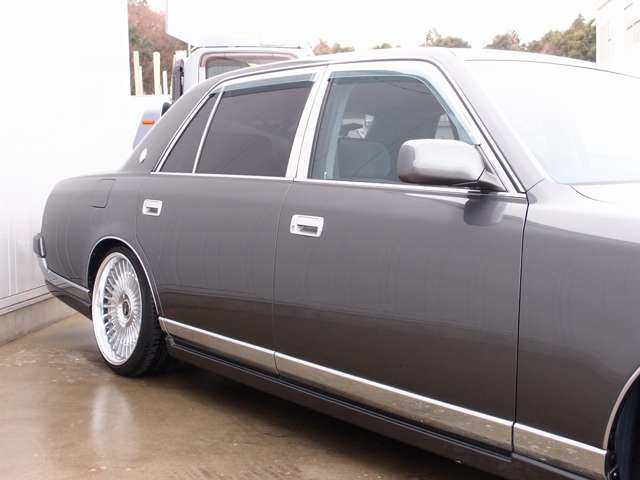 �l�C�̃W�����N�V�����v���f���[�X���t���G�A���𑕔������J�X�^���Z���`�����[�̓���!���z���f����WORK��EMITZ19AW�𑕒����A�T�X�R���A�}�t���[�A���LED�e�[���ȂǑ����̍��z�p�[�c�𑕔�