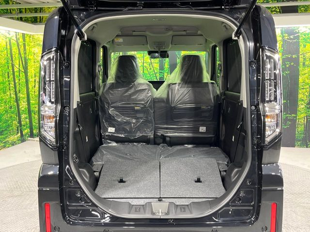 ���i�̂���������ʋ΁A���}���ɏ\���ȉ׎��X�y�[�X���m�ۂ��Ă���܂��B�Z�J���h�V�[�g��|���ƁA�傫�ȉו��̐ύڂ��\�ł���