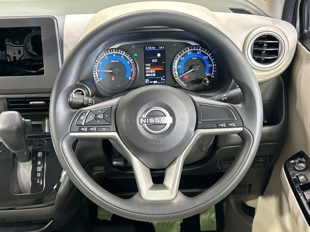 �C���e���A�ɍ��킹���f�U�C���̃X�e�A�����O�́A�^�]�������̂��Ƃ��l���A�^�]���₷���`��A�傫���ł��B�����x�A���ۂɐG���Ă��m���߂��������B