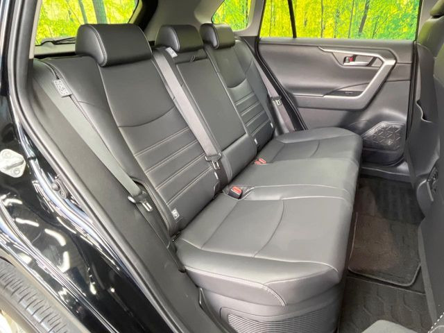 広々とした2列目シートは居住性が高く、居心地も快適!友達や家族とのお出かけにぴったりです。ベビーシートやチャイルドシート使用時も快適にお過ごしいただける十分な空間を確保しています。