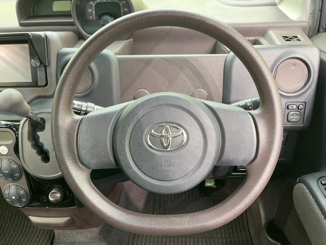 �C���e���A�ɍ��킹���f�U�C���̃X�e�A�����O�́A�^�]�������̂��Ƃ��l���A�^�]���₷���`��A�傫���ł��B�����x�A���ۂɐG���Ă��m���߂��������B