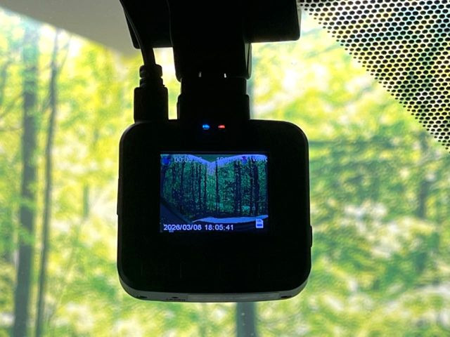 【ドライブレコーダー】安心・安全なカーライフに必須のドライブレコーダーを装備!走行中はもちろん、あおり運転や事故に遭遇した際の状況も映像で記録し、万一のリスクに備えます。