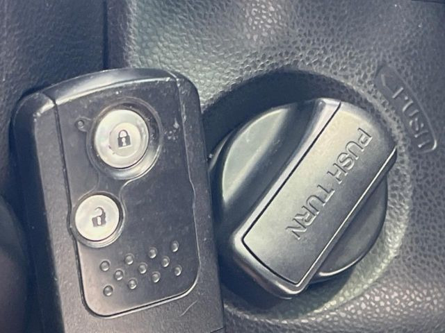 �yHonda�X�}�[�g�L�[�z�J�o����|�P�b�g�ɓ��ꂽ�܂܂ł��h�A�̎{���E�������\�ȃX�}�[�g�L�[�𑕔��B�G���W���̃I���E�I�t�����J�M�����o���K�v����������Ƃ��Ă��֗��ł���