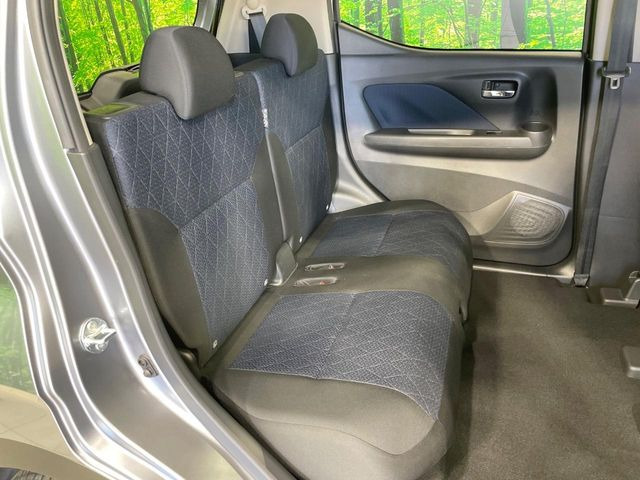 後部座席も気になるようなキズ・汚れやへたり等、大きなダメージはなく、良好な状態です。