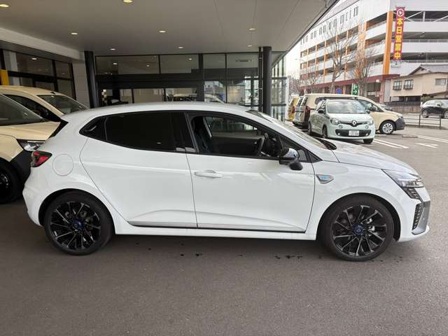 �V�[�g�o�b�N�ɂ́A�A���s�[�k�̃��S������A�A���~�y�_���A�X�e�A�����O�q�[�^�[�tTEP���U�[�X�e�A�����O�z�C�[���A�A���s�[�k���S����L�b�L���O�v���[�g���A�A���s�[�k�̐��E�ς�\�����Ă���B