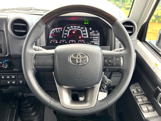 �y�����v�����X�e�A�����O�z�㎿�Ȋv���g�p���邱�ƂŁA��ɂ����������݂ƂĂ��^�]���₷���n���h���ł���