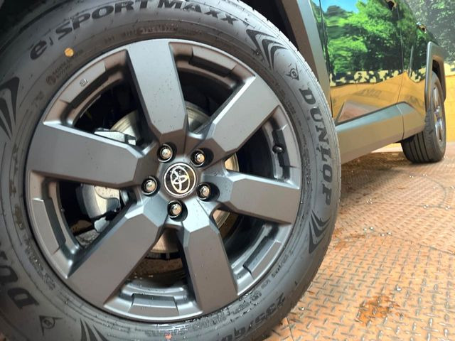 【純正アルミホイール】外観にマッチした純正アルミホイールを装着しております。各種社外アルミホイールや、スタッドレスタイヤも取扱いしております。是非ご相談ください♪