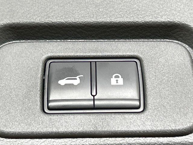 【パワーバックドア】スマートキーや運転席のボタンを押すだけでリアゲートが自動で開閉します!荷物を持っている時や、高い位置にあるバックドアを閉める際に便利な機能です♪