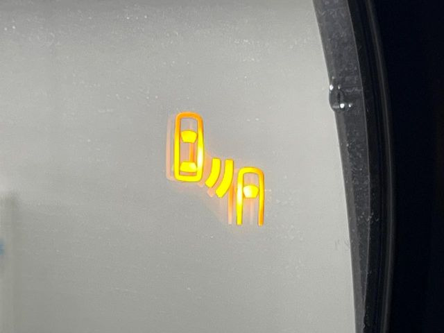 【ブラインドスポットモニター】走行中、ドアミラーの死角になりやすい箇所に後続車が接近するとサイドミラーのレンズに警告を表示!ドライバーに注意喚起をしてくれます。