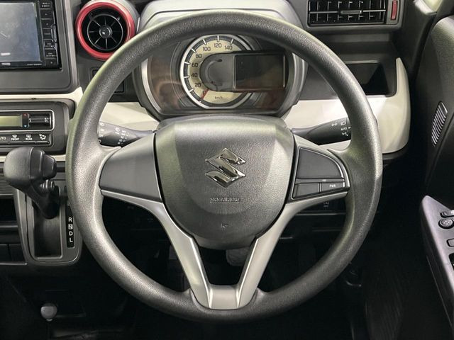 �C���e���A�ɍ��킹���f�U�C���̃X�e�A�����O�́A�^�]�������̂��Ƃ��l���A�^�]���₷���`��A�傫���ł��B�����x�A���ۂɐG���Ă��m���߂��������B