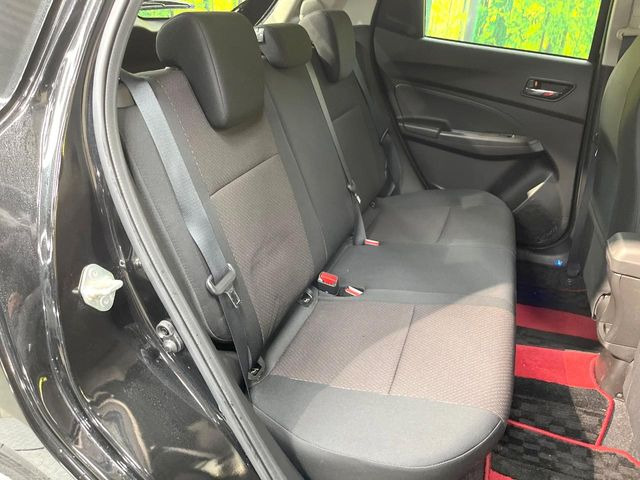 後部座席も気になるようなキズ・汚れやへたり等、大きなダメージはなく、良好な状態です。