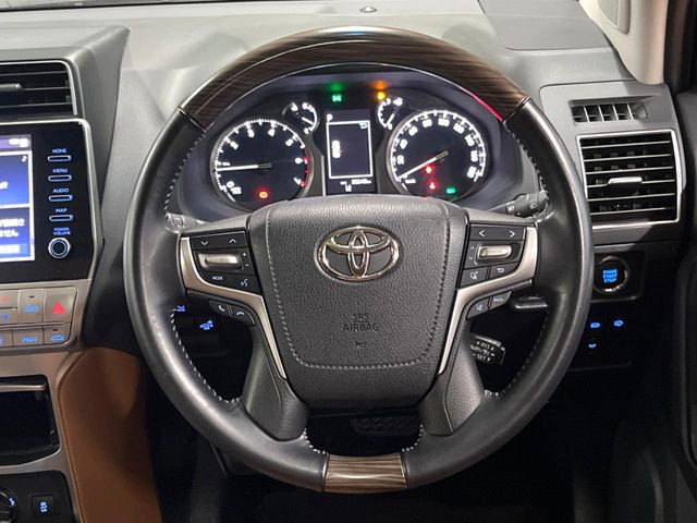 インテリアに合わせたデザインのステアリングは、運転される方のことも考え、運転しやすい形状、大きさです。是非一度、実際に触ってお確かめください。