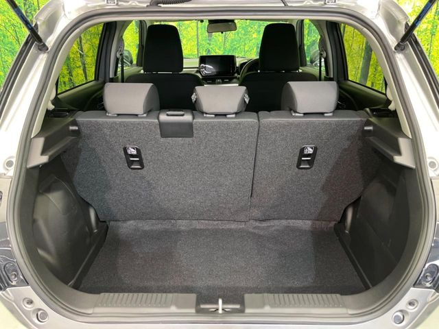 ���i�̂���������ʋ΁A���}���ɏ\���ȉ׎��X�y�[�X���m�ۂ��Ă���܂��B�Z�J���h�V�[�g��|���ƁA�傫�ȉו��̐ύڂ��\�ł���