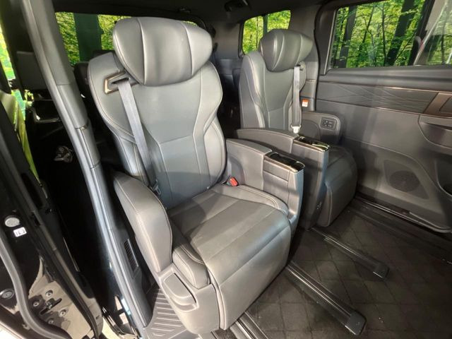 広々とした2列目シートは居住性が高く、居心地も快適!友達や家族とのお出かけにぴったりです。ベビーシートやチャイルドシート使用時も快適にお過ごしいただける十分な空間を確保しています。