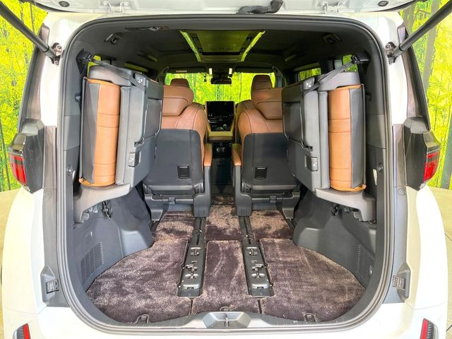 ラゲッジルームは、大容量のスペースを確保。普段のお買い物からレジャーまで、幅広く活躍してくれます!また、リアシートを倒すことでバリエーション豊かにお使いいただけます。