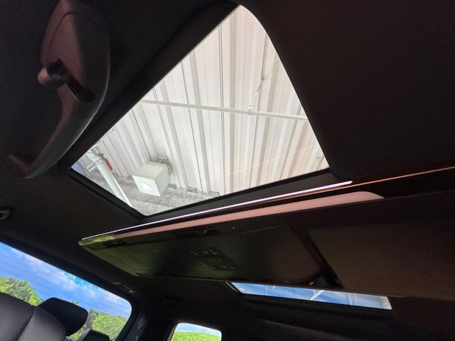 【ガラスルーフ】ガラスルーフ搭載で車内の解放感が一気にアップ!開放的なドライブをお楽しみいただけます。