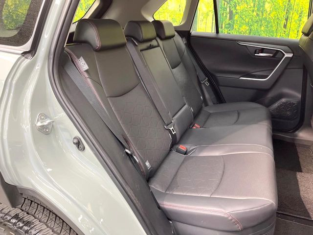 後部座席も気になるようなキズ・汚れやへたり等、大きなダメージはなく、良好な状態です。
