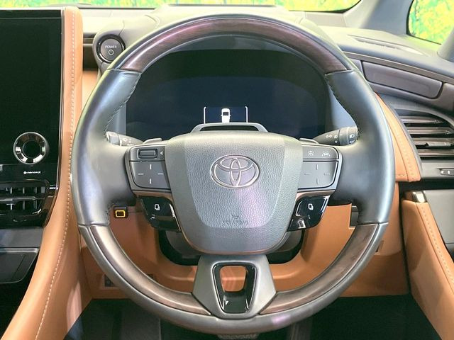 【ウッドコンビステアリング】高級感ある木目調パーツを採用した手に良く馴染むコンビハンドル。運転席廻りの雰囲気も一気に豪華になります!