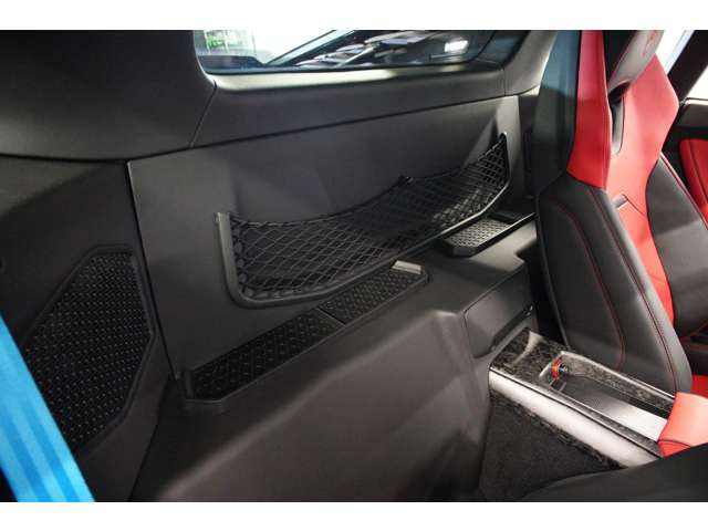 �V�[�g���͏��ʂ̉ו������[���邱�Ƃ��\�B�����ėe�ʂ͑傫������܂��񂪁A���s�ɍs�����Ƃ��\�ł��B