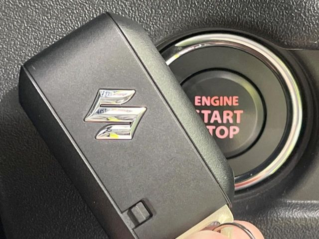 【キーレススタートシステム】カバンやポケットに入れたままでもドアの施錠・解錠が可能なスマートキーを装備。エンジンのオン・オフ時もカギを取り出す必要が無いからとっても便利です♪