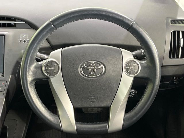 �C���e���A�ɍ��킹���f�U�C���̃X�e�A�����O�́A�^�]�������̂��Ƃ��l���A�^�]���₷���`��A�傫���ł��B�����x�A���ۂɐG���Ă��m���߂��������B